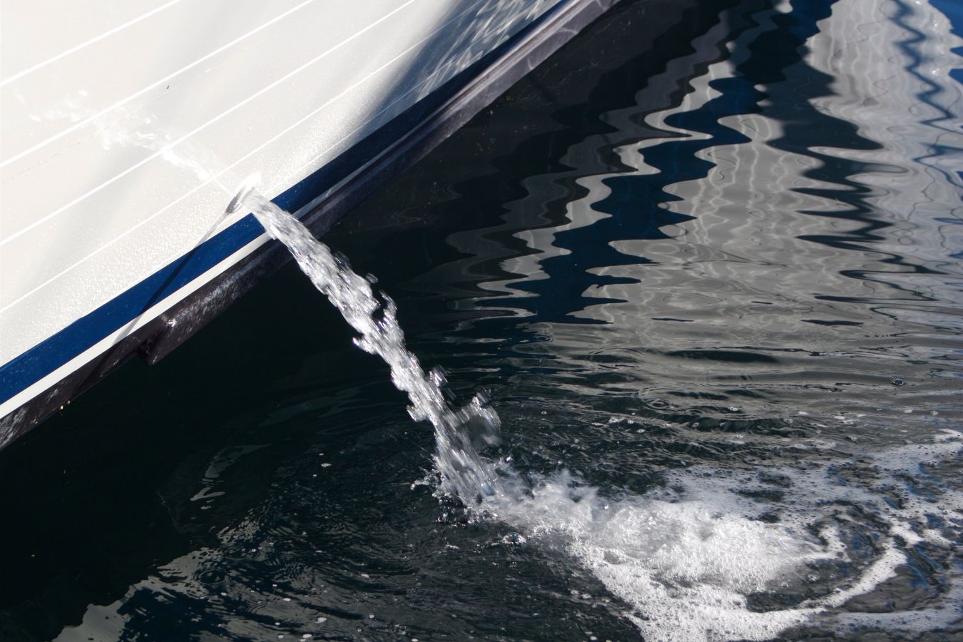 sistema de achique de un barco Crownline