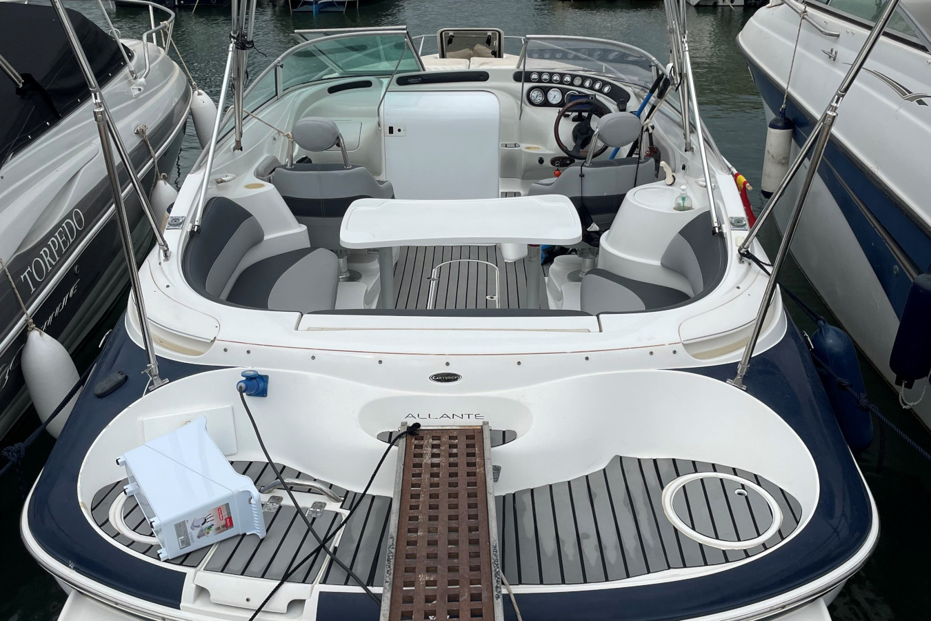 Qué distribución de barco compensa más para navegar con familia en la Costa Blanca