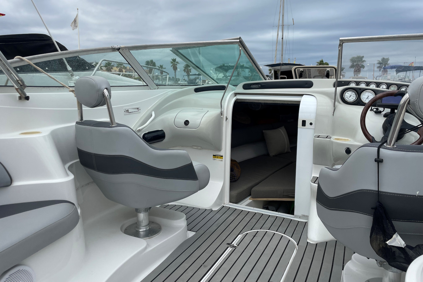 Prueba de mar en Dénia: checklist de compra 2026 para barcos Crownline